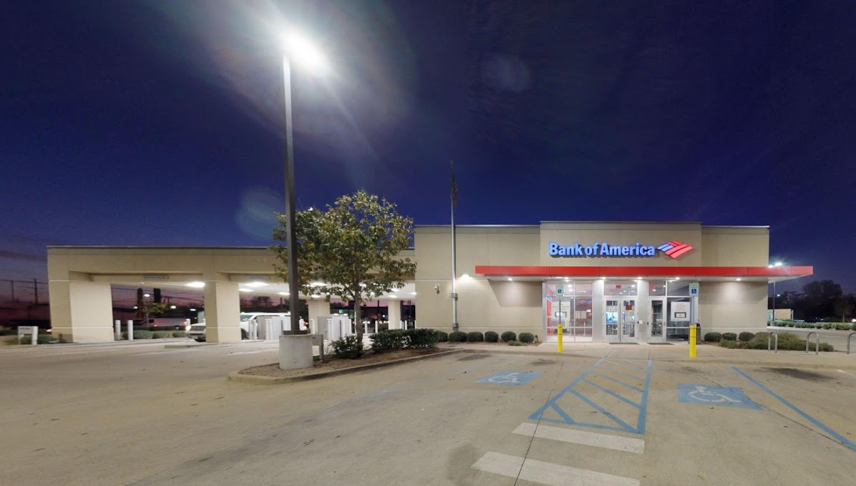 Bank of America (with Drive-thru ATM) - shopping in Garland, TX (Photo 1)