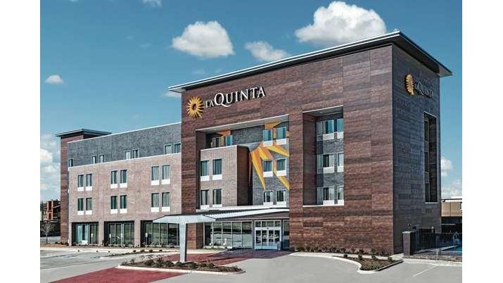 La Quinta Inn & Suites by Wyndham Dallas Grand Prairie North - hotels in Grand Prairie, TX (Photo 1)