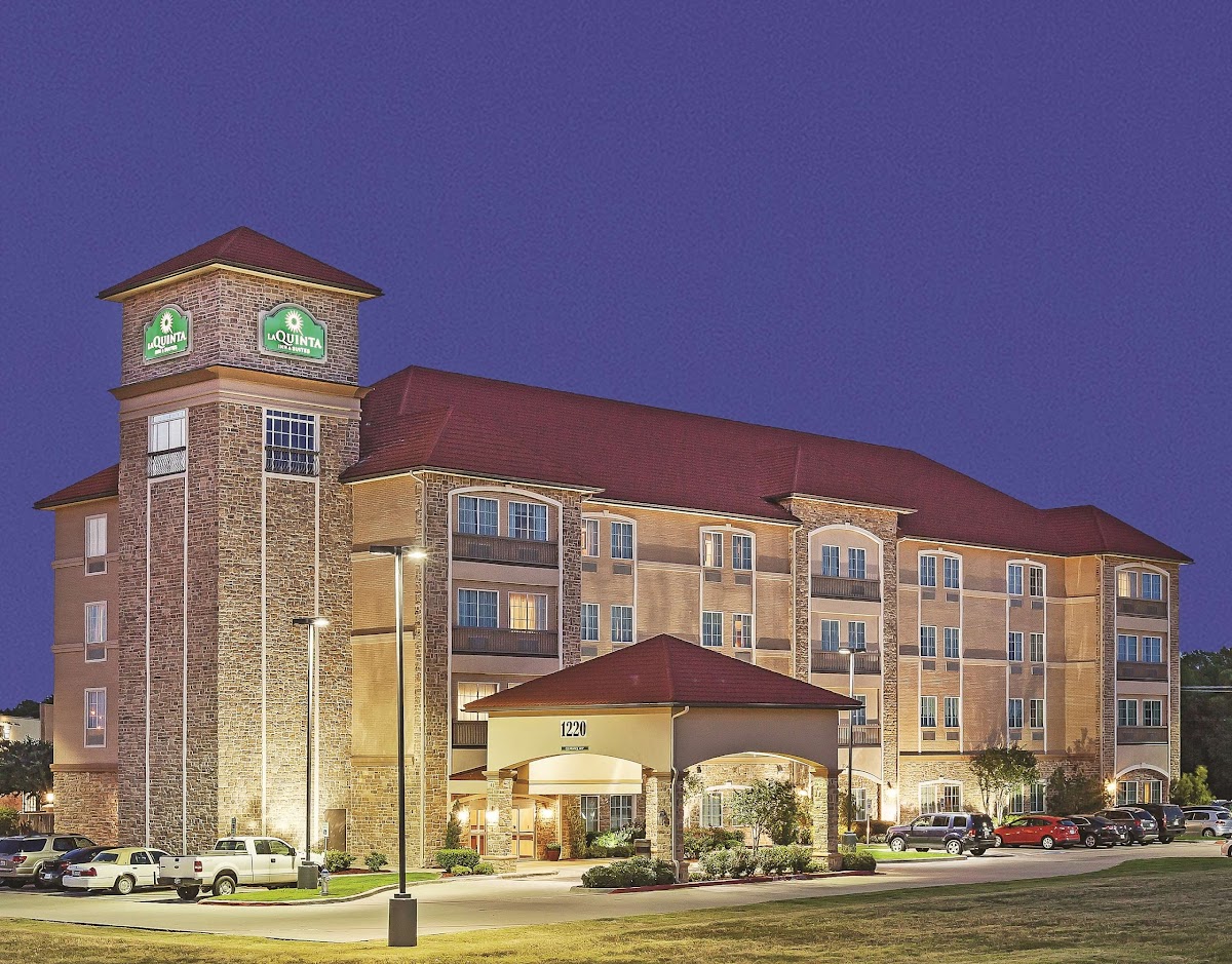 La Quinta Inn & Suites by Wyndham Allen at The Village - hotels in Allen, TX (Photo 1)