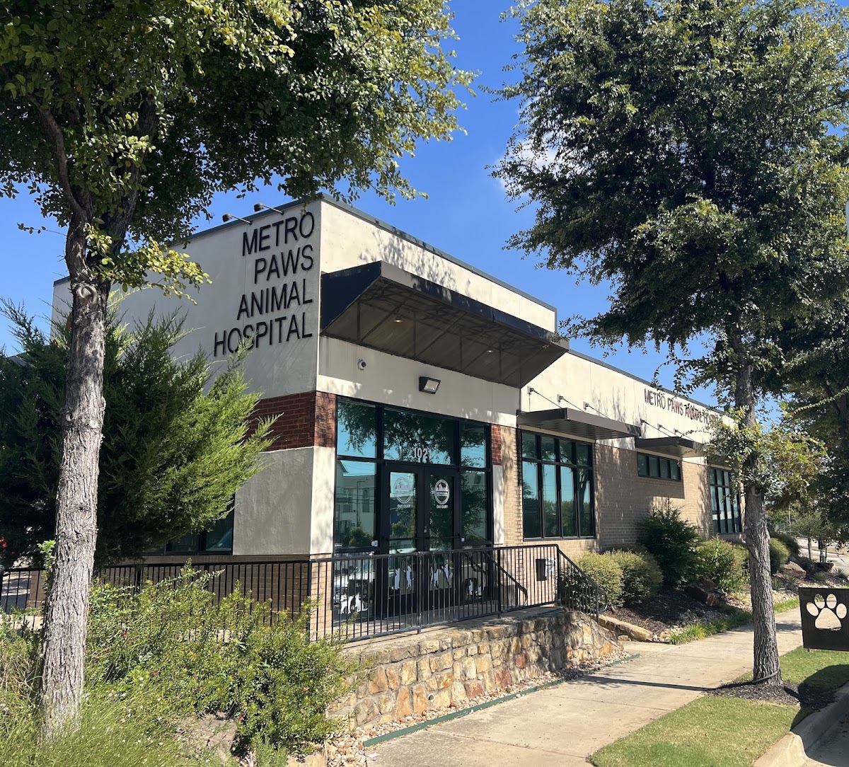 Metro Paws Animal Hospital - Oak Cliff - doctors in Dallas, TX (Photo 1)