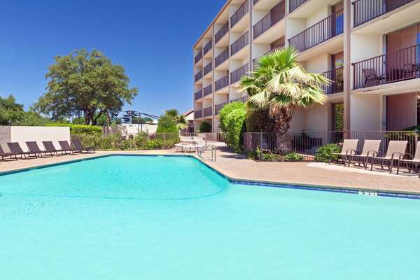 Howard Johnson by Wyndham Arlington Ballpark / Six Flags - sports in Fort Worth, TX (Photo 1)