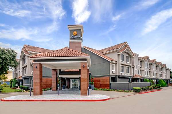 La Quinta Inn & Suites by Wyndham Dallas DFW Airport North - hotels in Coppell, TX (Photo 1)