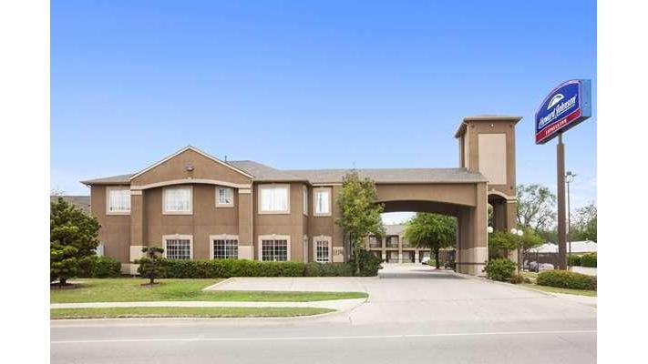 Howard Johnson by Wyndham Grand Prairie Near Lone Star Park - hotels in Grand Prairie, TX (Photo 1)