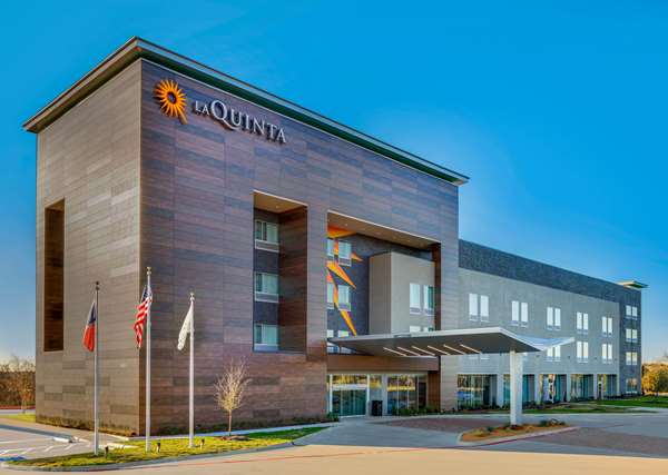 La Quinta Inn & Suites by Wyndham Lewisville - hotels in Lewisville, TX (Photo 1)