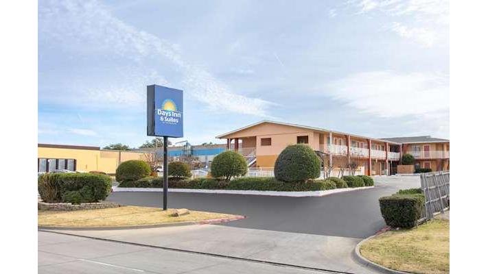 Days Inn & Suites by Wyndham Arlington Near Six Flags - hotels in Fort Worth, TX (Photo 1)