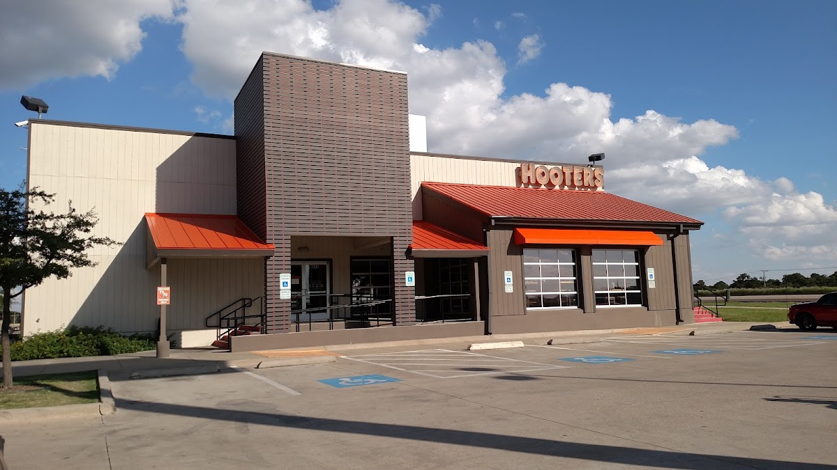 Hooters - bars in Denton, TX (Photo 1)
