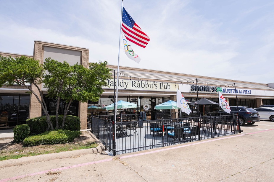 Daddy Rabbit's Pub - bars in Lewisville, TX (Photo 2)