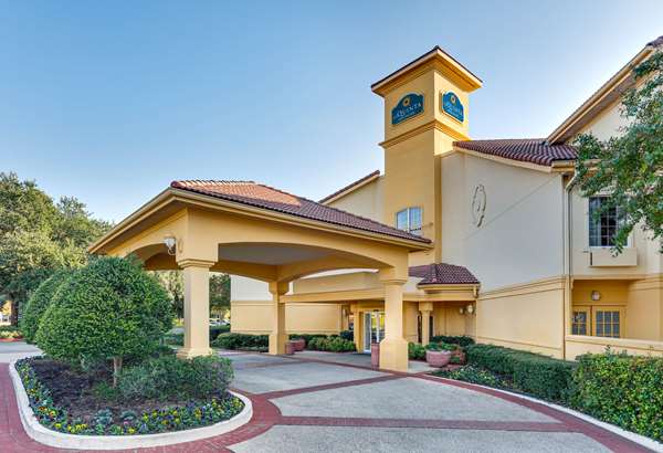 La Quinta Inn & Suites by Wyndham Dallas - Addison Galleria - hotels in Dallas, TX (Photo 1)
