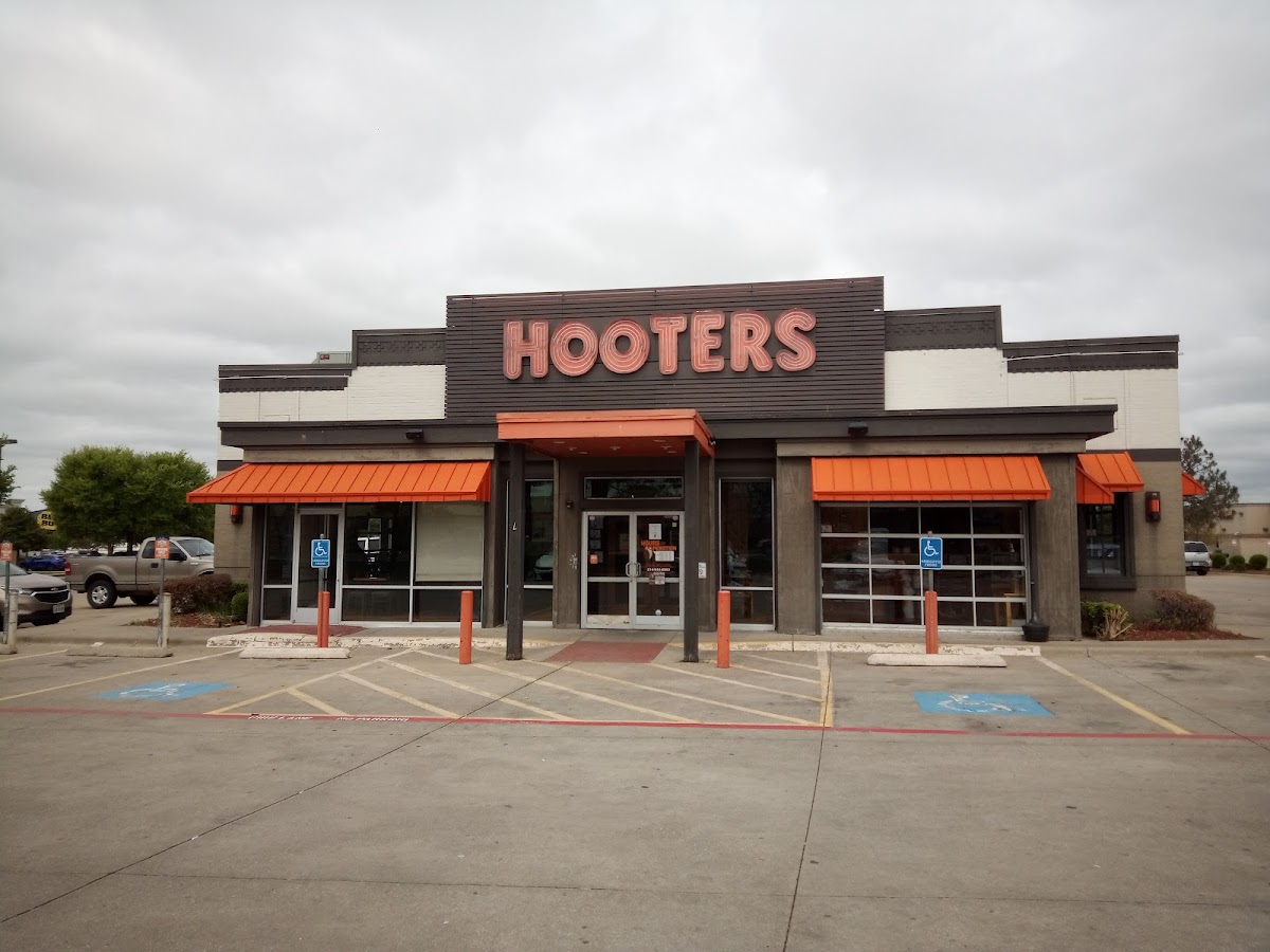 Hooters - bars in McKinney, TX (Photo 1)