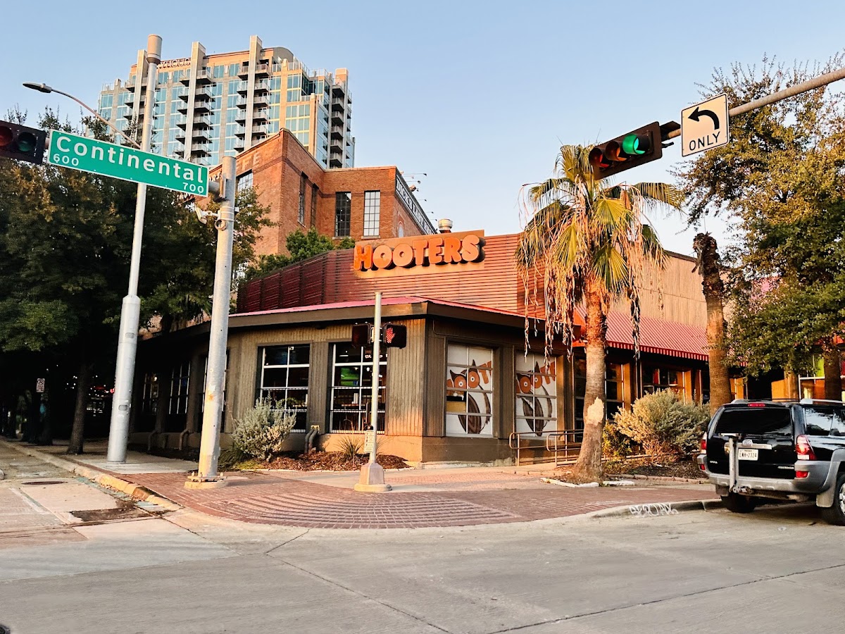 Hooters - bars in Dallas, TX (Photo 1)