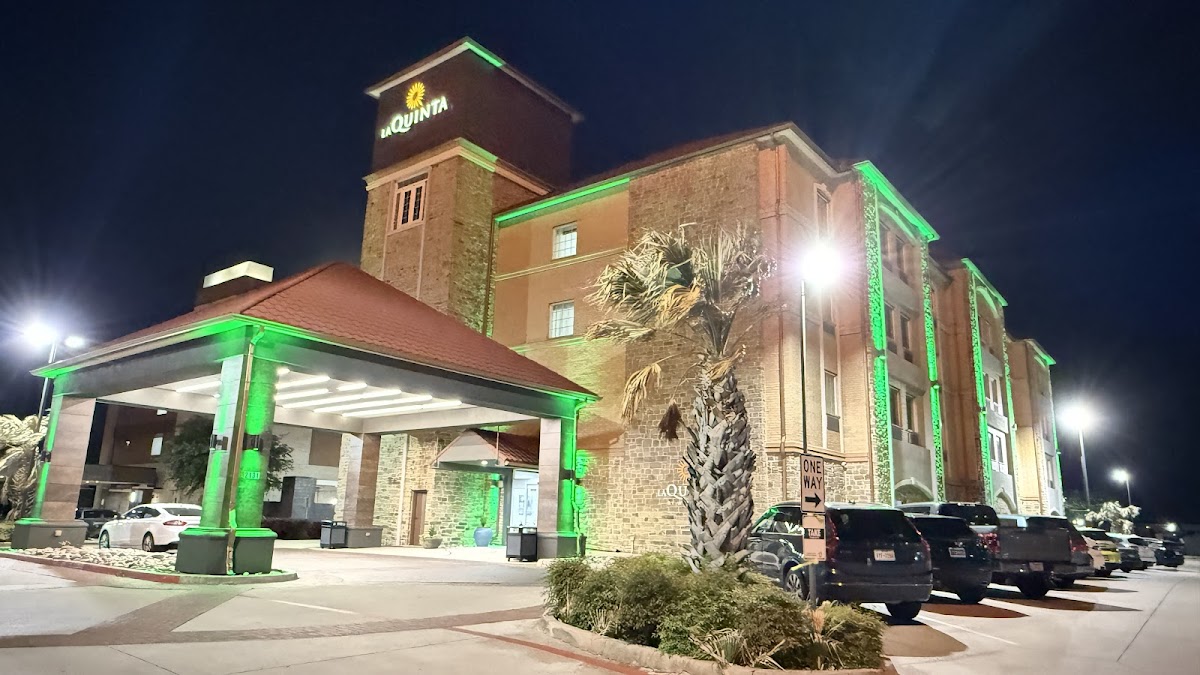 La Quinta Inn & Suites by Wyndham Dallas Grand Prairie South - hotels in Grand Prairie, TX (Photo 1)