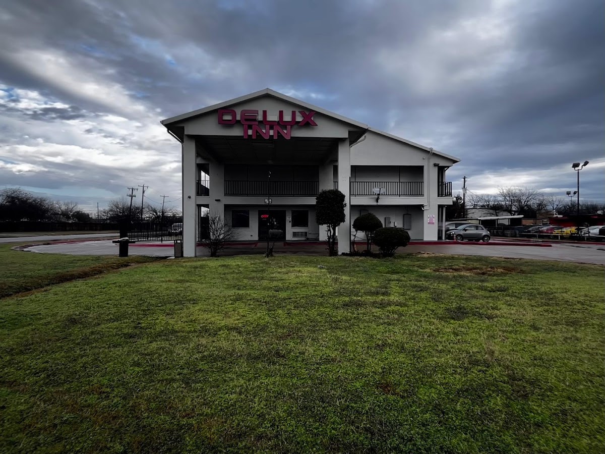 Deluxe Inn Motel By OYO Grand Prairie Interstate 30 - hotels in Grand Prairie, TX (Photo 1)