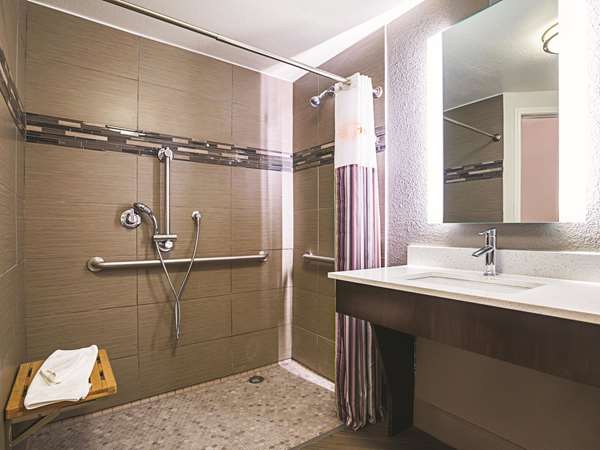 La Quinta Inn & Suites by Wyndham Dallas Plano West - hotels in Plano, TX (Photo 6)